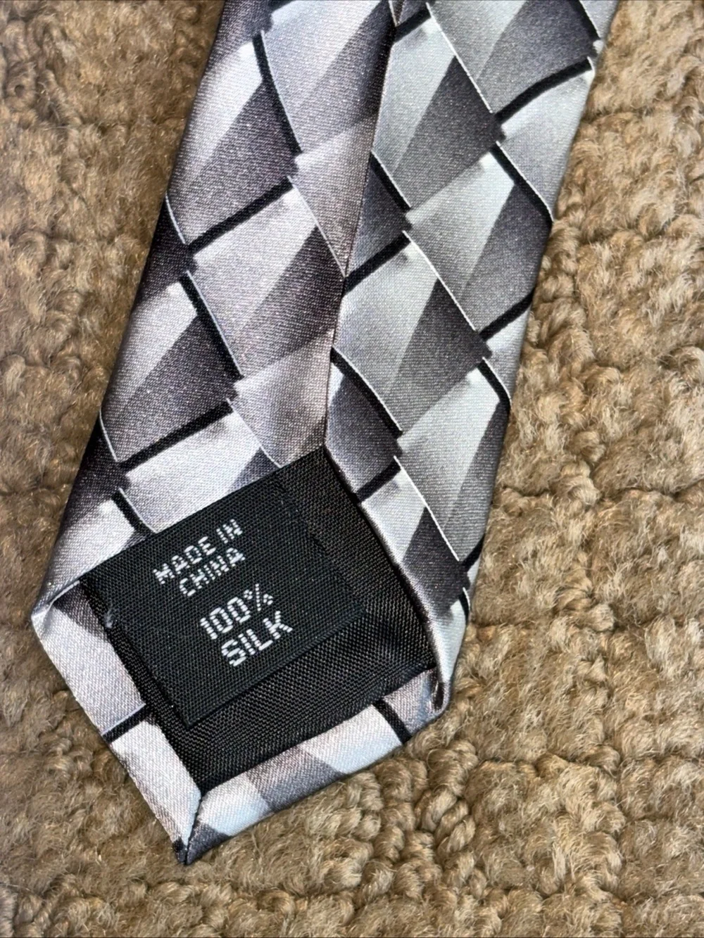 New with tags silk Men’s Silver Geometric neck Tie